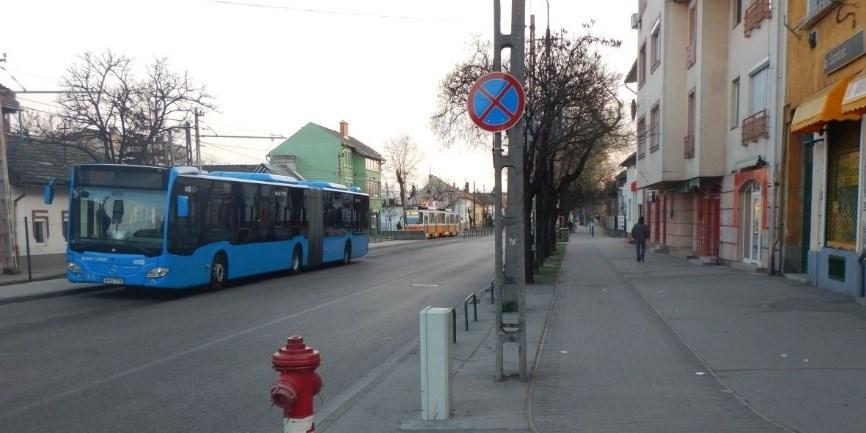 burkolattal (térkővel) kialakítva vezet a kerékpáros útvonal, amely ennek köszönhetően gyalogos-kerékpáros
