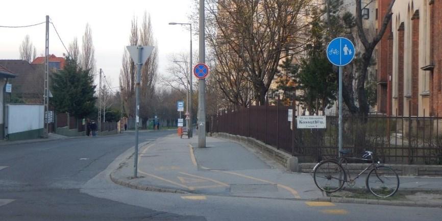 A Kossuth utcától északra a járdán kialakított elválasztott gyalog-kerékpárút kedvezőtlen, a járda szélessége nem elegendő, hogy megfelelően működhessen ez a megoldás. 74.