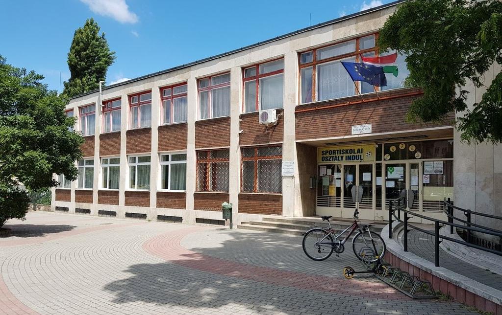 A Beller Imre utca irányából a bejárat megközelíthető, az Illyés Gyula utca kialakítása, forgalomnagysága és a járművek sebessége miatt nem ad megfelelő kapcsolatot. 86.