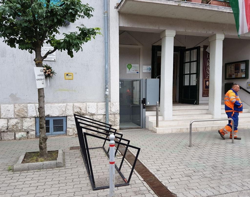 ) Jelenlegi állapot, problémák Az utcafronton álló épület az Eötvös utca felől közelíthető meg.