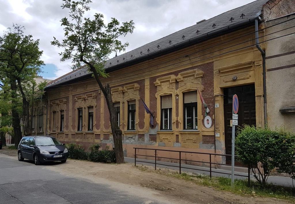Javasolt fejlesztés Javasoljuk kerékpártámaszok telepítését a bejárat közelében (zöldterületen vagy megfelelő kialakítással az útpályán, ez utóbbi az útpálya szűkítésével a forgalomlassítást is