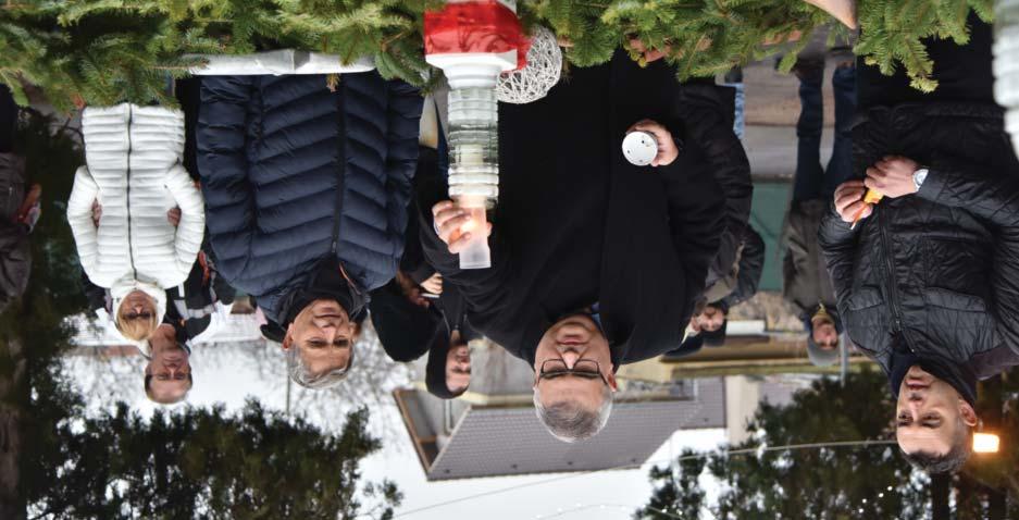 Fellobbantak az ünnepi fények... Krisztus meghalt mindenkiért, hogy akik élnek, többé ne önmaguknak éljenek, hanem annak, aki értük meghalt és feltámadt.