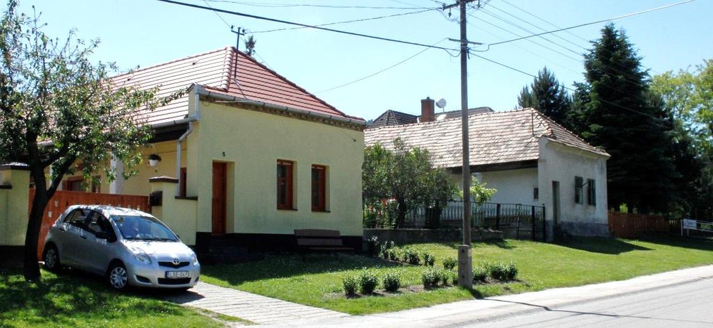 Kecskéd szépségét növeli, hogy a hagyományos beépítésű területeken, több helyen is fellelhetőek a paraszti építészet elemei, úgy, mint a hosszúkás, gádoros