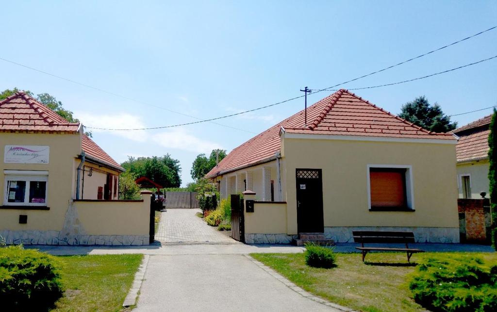 A házak utcai homlokzatain a tetőket lekontyolták, gádoros épületforma alakult ki.