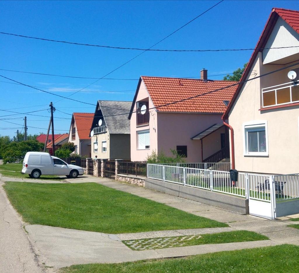 Új beépítés Az új beépítésű területeken már több szintes, szintén magastetős épületek jellemzőek.