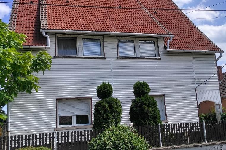 Új beépítés TELEPÍTÉS A hagyományos falu területeihez hasonlóan, az új beépítés területein is az oldalhatáros beépítésmód jellemző, az utcavonalra merőlegesen.
