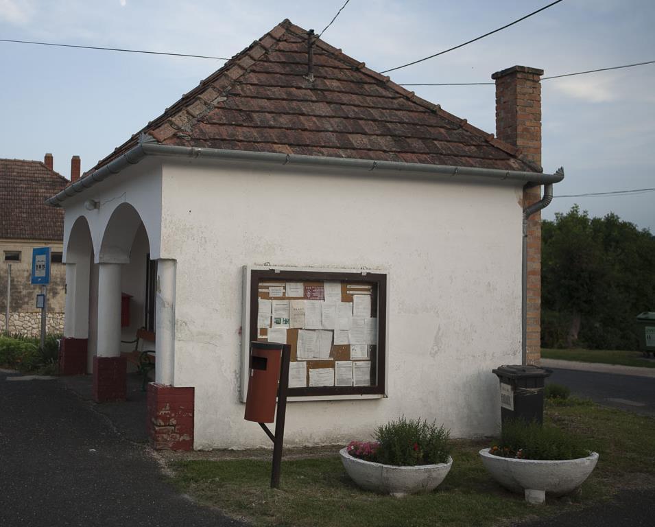 illeszkedő elhelyezése.