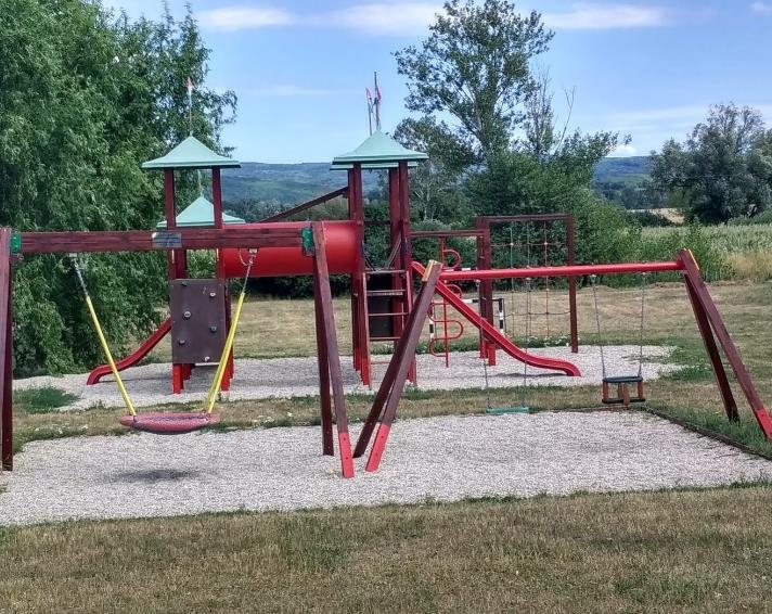 A tó melletti játszótér (alsó) egy kisebb méretű, de az is