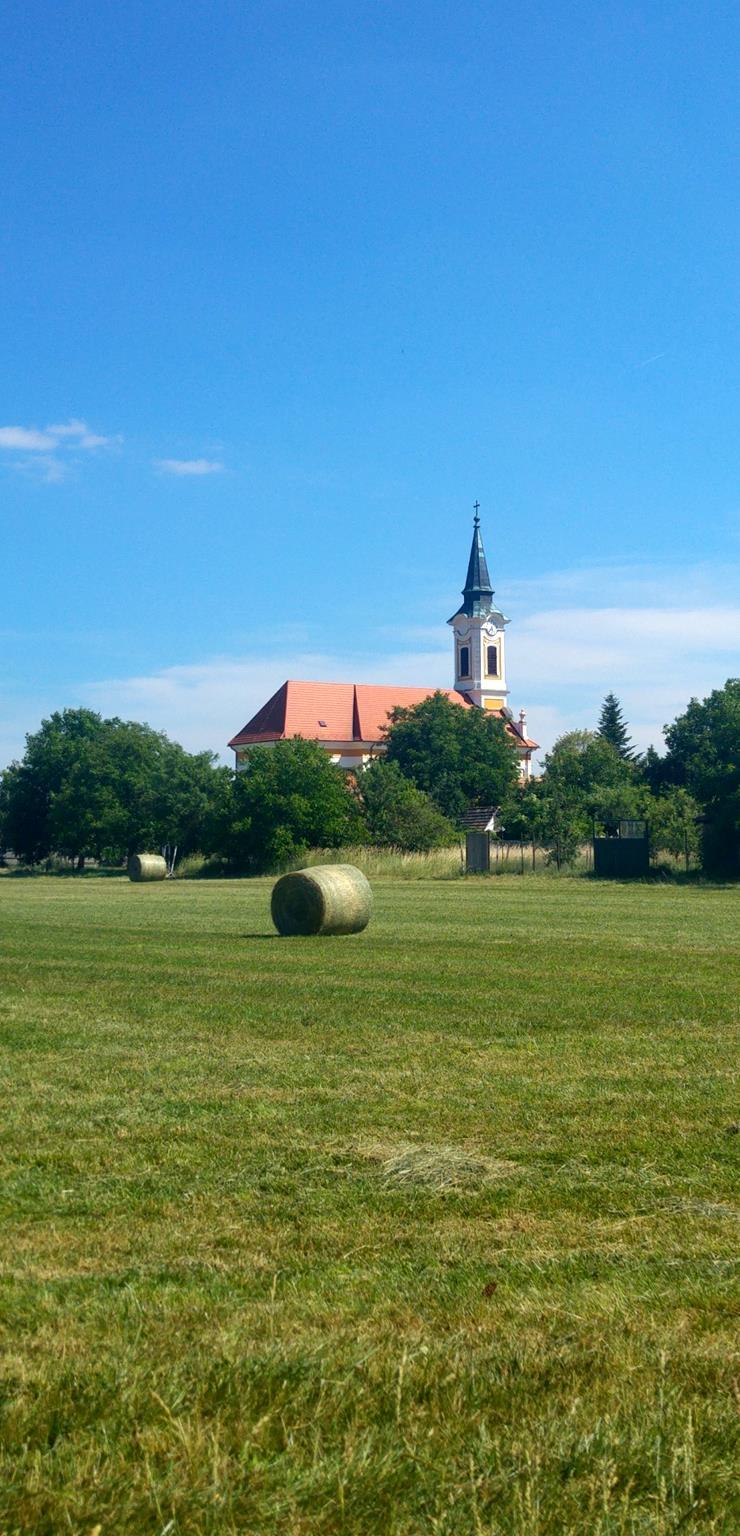 5 A jelenleg 1990 fős település területe már a római korban lakott volt, melyre a szórványosan fellelt római leletek utalnak.