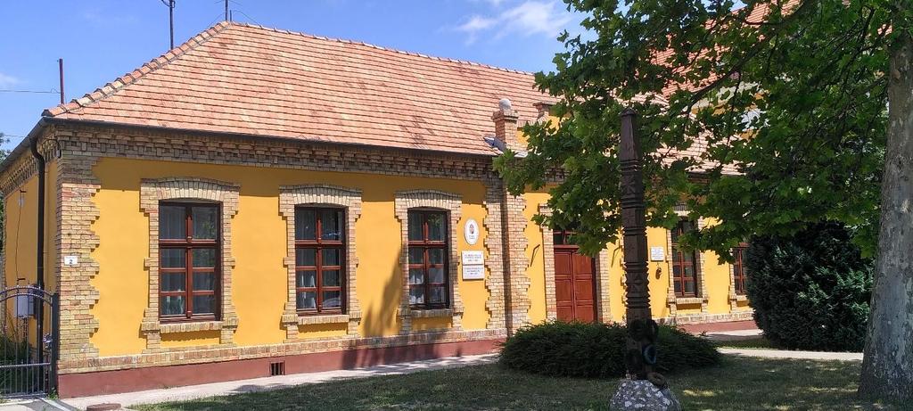 Helyi védett épületek A település építészeti örökségét tovább színesítik a község területén található helyi védett