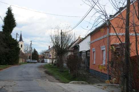 tetőhajlásuk 37-42 fok körüli. Az utcafronton két ablakos, középen osztópárkánnyal tagolt, oromfalas, nem kontyolt.