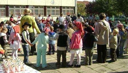 Fölfedezik a formák alakzatok azonosságát, különbözőségét.