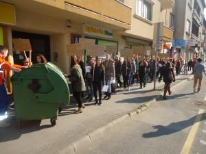 deszka Társulat tagjai, akik egy szép tavaszi napon elfoglalták a belvárost.