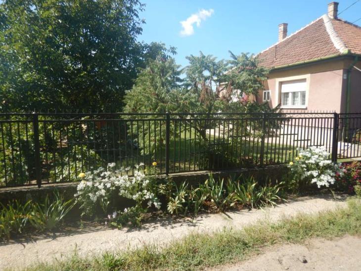 A kerti építmények a főépülettel azonos építőanyagból, vagy azzal harmonizálva készüljenek.