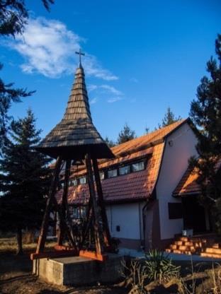 Az itt élők színes vallási környezetét jelképezi az Evangélikus Leánygyülekezet imaháza, valamint az Adventista Kápolna is.