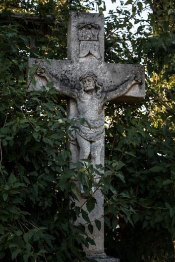 és a II. világháború farmosi áldozatainak emlékműve a település központjában, a Fő téren áll, egy kis parkban.