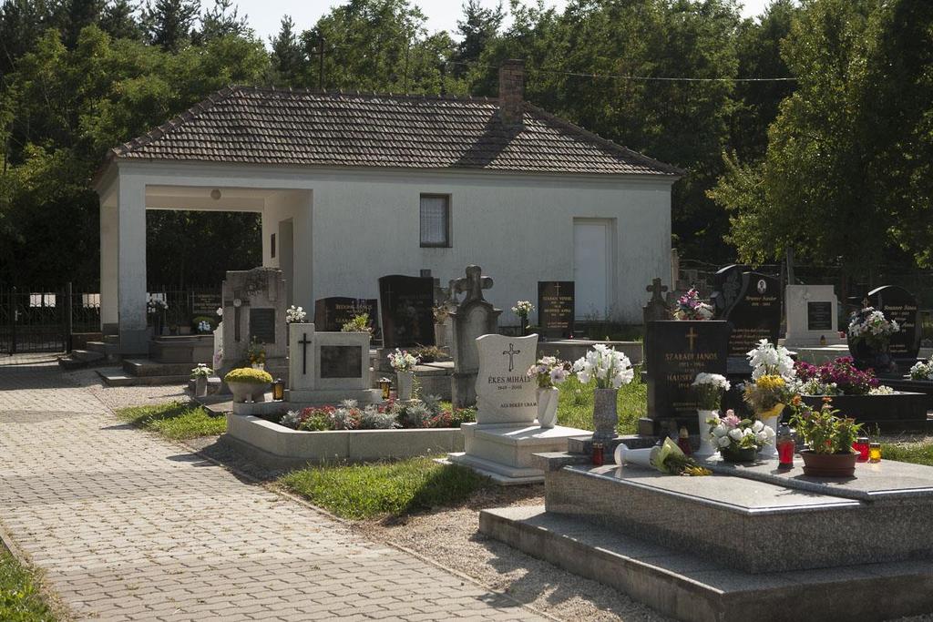 község egyik temetője, míg a volt kisgannai
