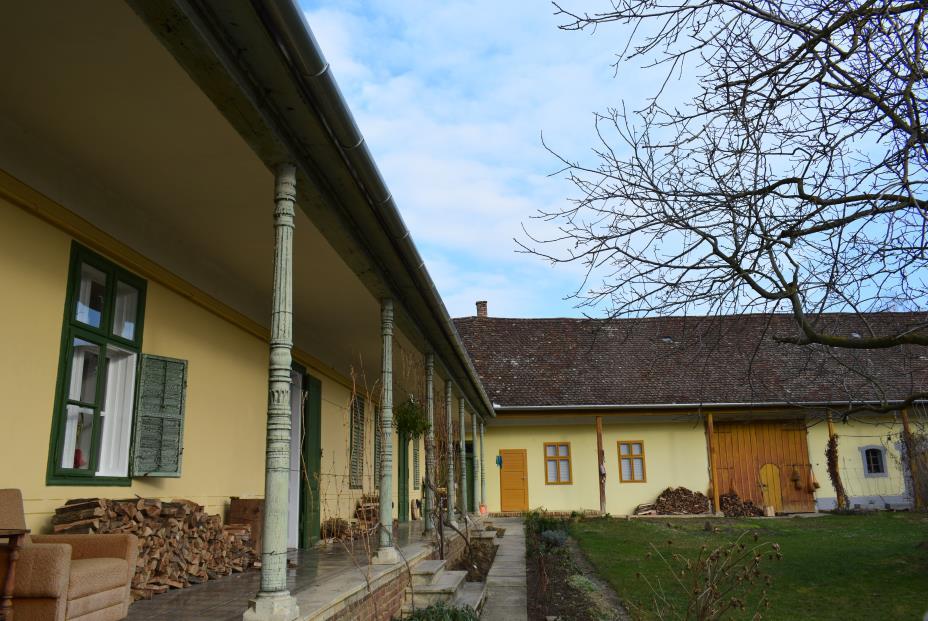 szerint 1926-ban épült. Oldaltornácát a legtöbb helyen - esztergált-faragott faoszlopok tartják.