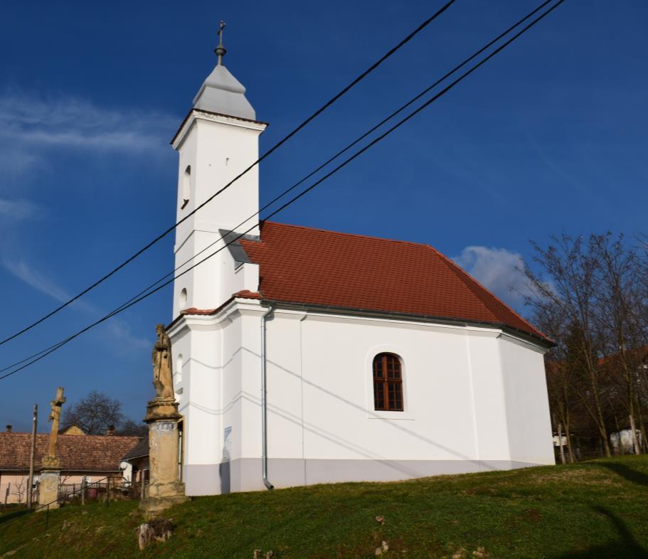 A Kápolna utcában egy kisebb dombon álló Szent Rókus és Szent Rozália fogadalmi kápolna 1739-ben épült, barokk stílusú műemlék.