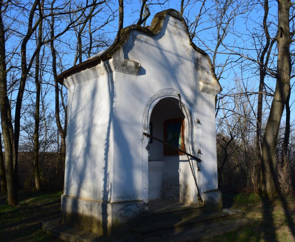 A kápolna előtt kőkereszt áll korpusszal, mellette Szent Rókus-szobor 1867-ből. A kápolnát a közelmúltban szépen felújították. (forrás: Tolna megye Műemlékjegyzéke http://www.forsterkozpont.