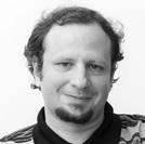 Szeltner László, igazgató székeket kell pakolni vagy takarítani, esetleg a másik munkájába besegíteni, nem számít, ki milyen pozícióban van.