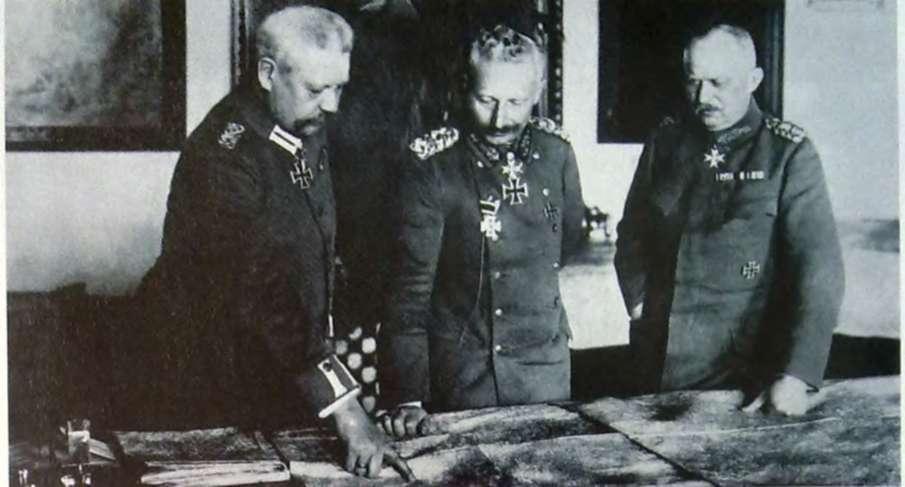 Paul von Hindenburg, II. Vilmos császár és Erich Ludendorff megbeszélést tart, 1917 IV. Károly a vezérkarnál, 1917.