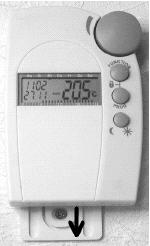 Az FHT8V szelepmeghajtás szerelése a) A régi termosztát eltávolítása Szereljük le a régi mechanikus termosztátot.