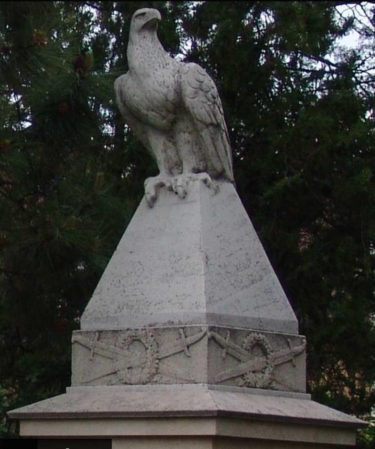 világháború áldozatainak nevei olvashatók.