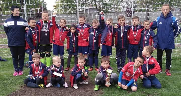 Képzési célok U10 - U11: a játék megszerettetése játékérettség a játékszemlélet fejlesztése tanulás játékokkal