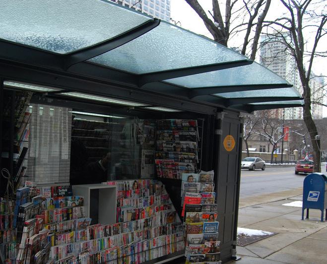 Az üveg előtető a pavilont könnyedebbé, világosabbá, átláthatóbbá teszi.
