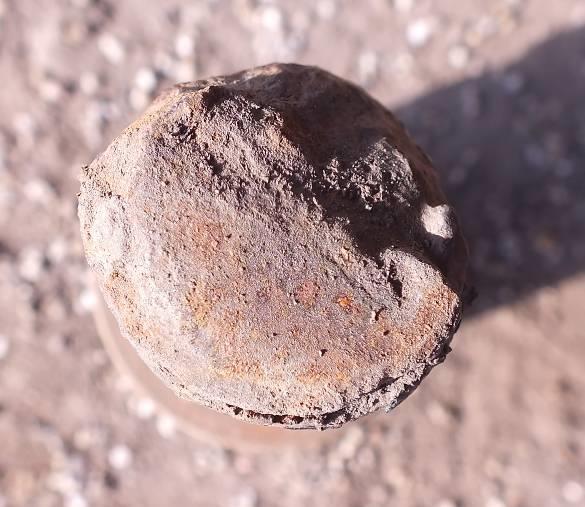 felerészben vízszintes, felerészben ferde, változó mértékben az alátétlemez magasságában is megkopottak. A tönkremenetel lehetséges okait a következő fejezetek mutatják be. 2.