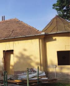 storočí a bola charakteristickým vidieckym kaštieľom neskorej renesancie. V 18. storočí bola prestavaná v barokovom štýle. V roku 1725 bolo z okolia kúrie odstránené obranné oplotenie a v 19.