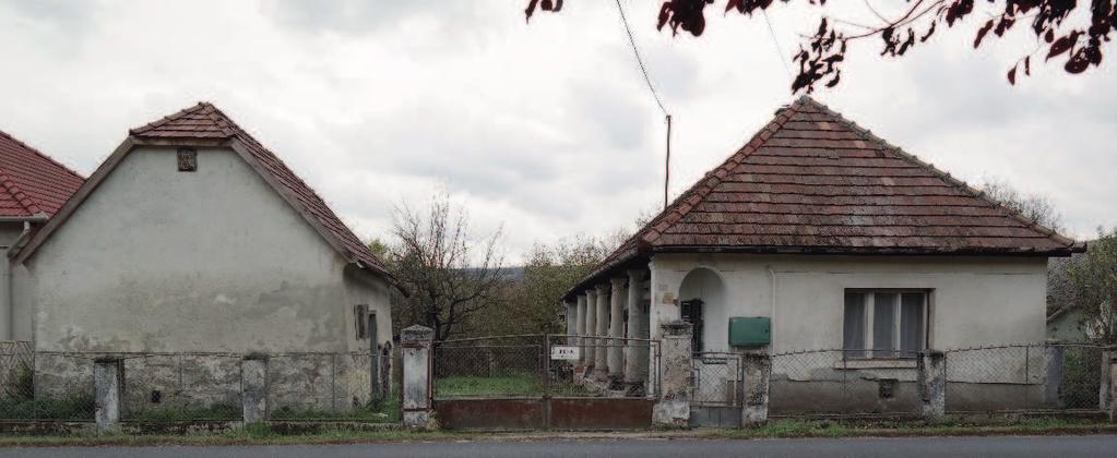 Ha a telek egy kicsit szélesebb az átlagosnál, akkor előfordul, hogy az udvar másik oldalára is kerül egy kisebb épület, jellemzően nyári konyha