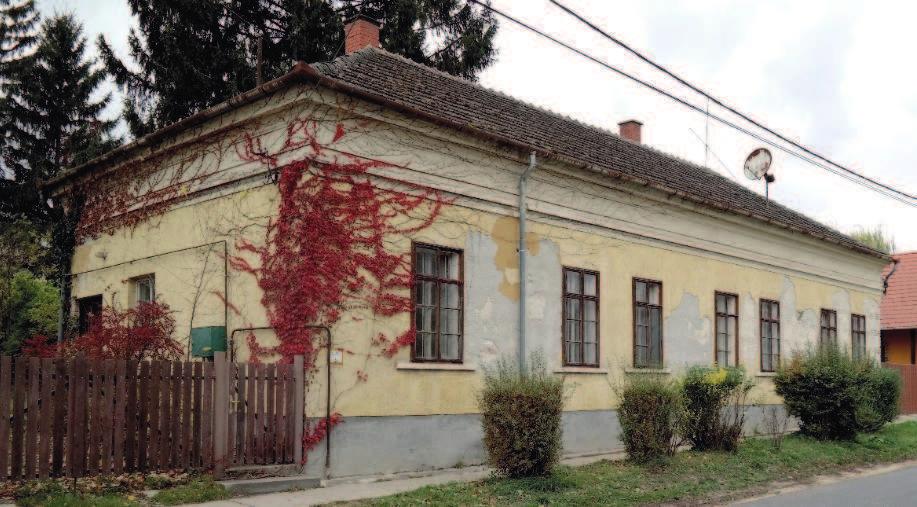 14 Örökségünk A Béke utca menti rövid, de széles telkek utcaképét az utcával párhuzamos módosabb lakóházak, illetve közfunkcióknak helyet adó épületek határozzák meg, itt található többek között az