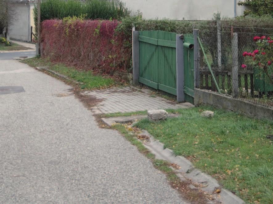 magasodik ki a lakóházak sorából.