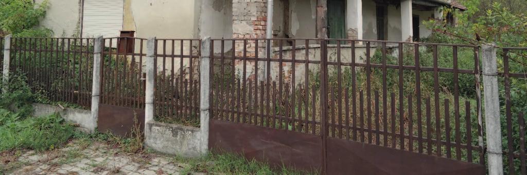 + Először az udvar felőli szárnyat bővítsd és tetőtéri ablakot is csak az udvarra nyiss!