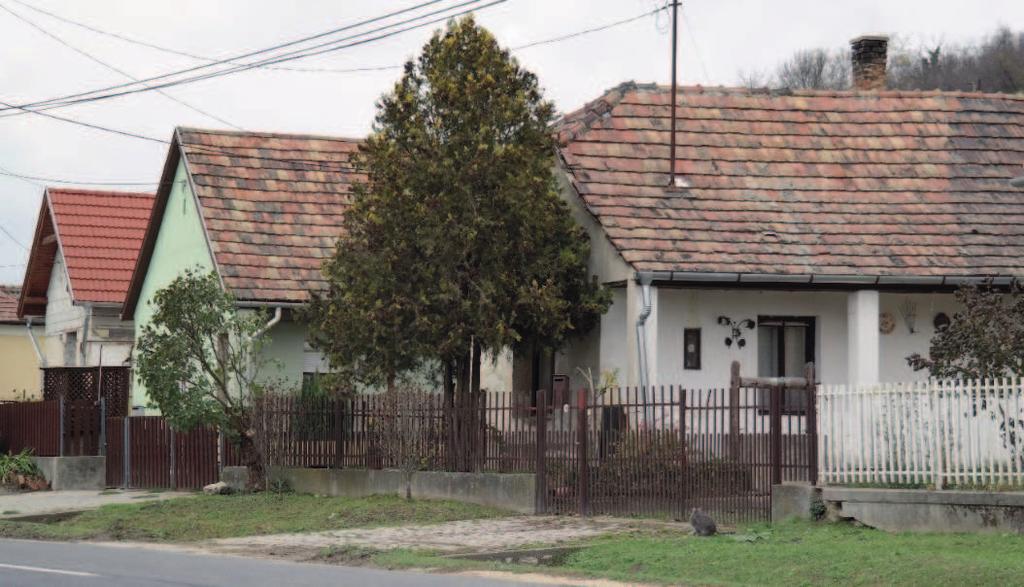 Építészeti útmutató /41 5.3.1.2. telepítés A házak utcától való távolsága nagyban felelős a településkép egységességéért.