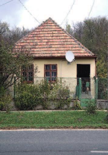 homlokzatok jellemzőek, de sok helyen találunk vakolt ornamentikát,