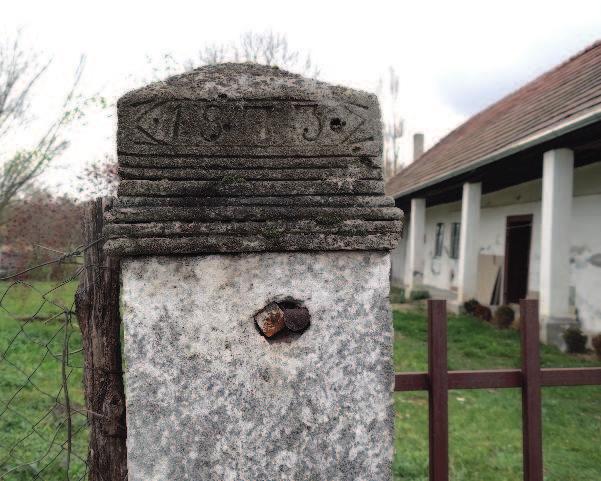 kerítéstípusa a lábazat nélküli kőoszlopok közötti áttört