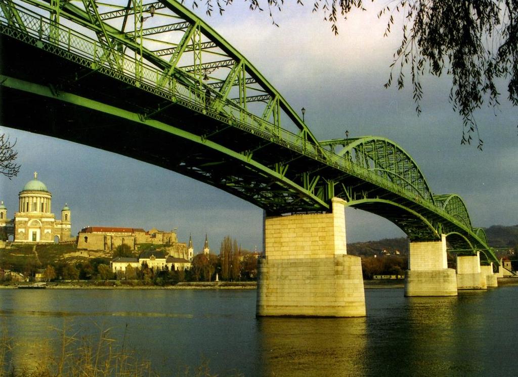 ÚJ KORSZAK - ÚJRA MAGÁN TERVEZŐ IRODÁK 2001 Az esztergomi Mária