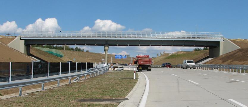 vasútvonalakat is.