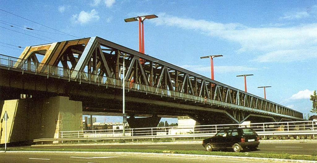 A HÍDCSATA A HELYREÁLLÍTÁS ÉVEI 1945-55 Újjáépült hidak A vasúti acélhidak közül jelentős volt tiszafüredi,
