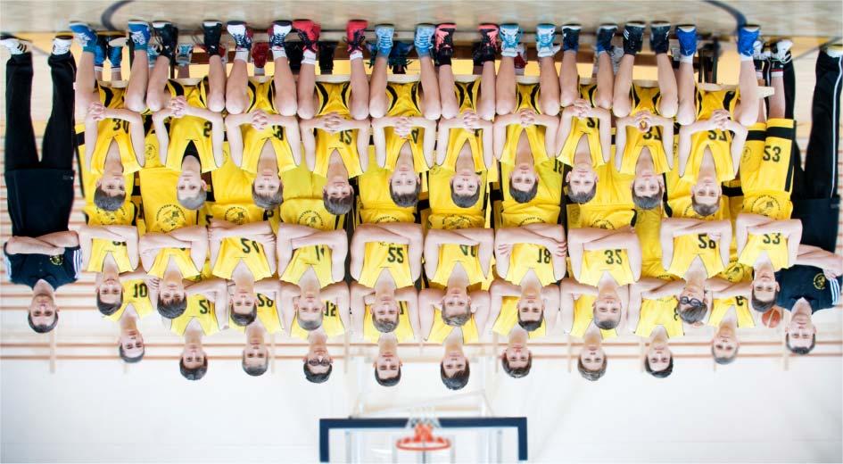 U13 leány csapat Álló sor (balról): Benke Zsófia, Mondovics Danna, Szabó Réka, Jánossy Ervin (edzõ), Szabados Kinga, Kutrik Dóra, Molnár Fanni, Püspöki Vanda; ülõ sor (balról): Péterfia Janka, Csató