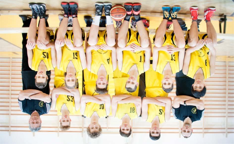 U15 leány csapat Álló sor (balról): Szabados Kinga, Szabó Réka, Mogyorósi Eszter, Jánossy Ervin (edzõ), Püspöki Lotti, Szabados Nóra, Sándor Eszter;