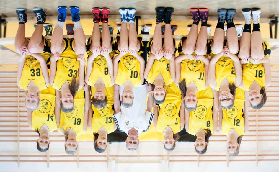 U16 fiú csapat Álló sor (balról): Varga István (edzõ), Vörös Dávid, Frisnyák Dániel,Varga Balázs, Úr Mátyás, Bencsics Zoltán (edzõ); ülõ sor (balról):