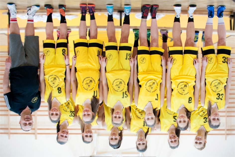 U18 fiú csapat Hátsó sor (balról): Szõke Olivér, Varga Balázs, Erdõs Gergely, Makay Dániel, Jankovics Viktor, Doszpot Olivér, Csoma Viktor; elsõ sor