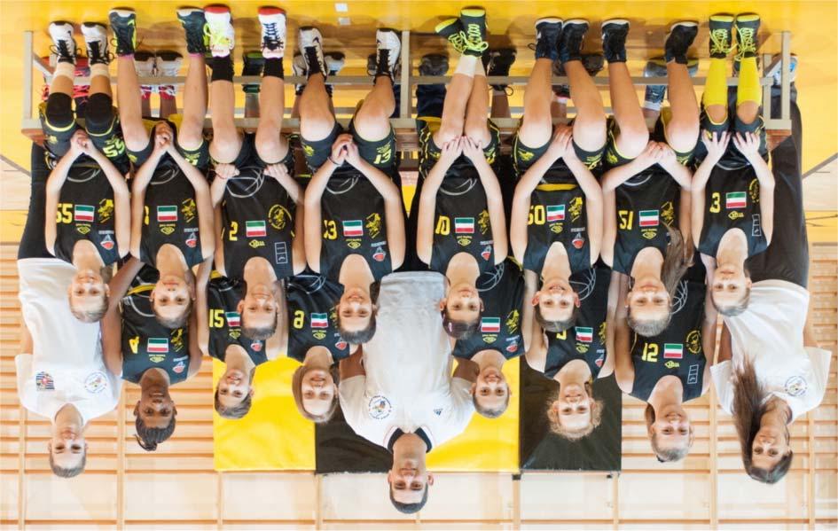 U12 leány csapat Álló sor (balról): Gebri Orsolya (edzõ), Efeurobo Adobeji Esther, Lányi Léna, Zsirka Erzsébet, Dohar Zoltán (edzõ), Gallyas Andrea, Nagy