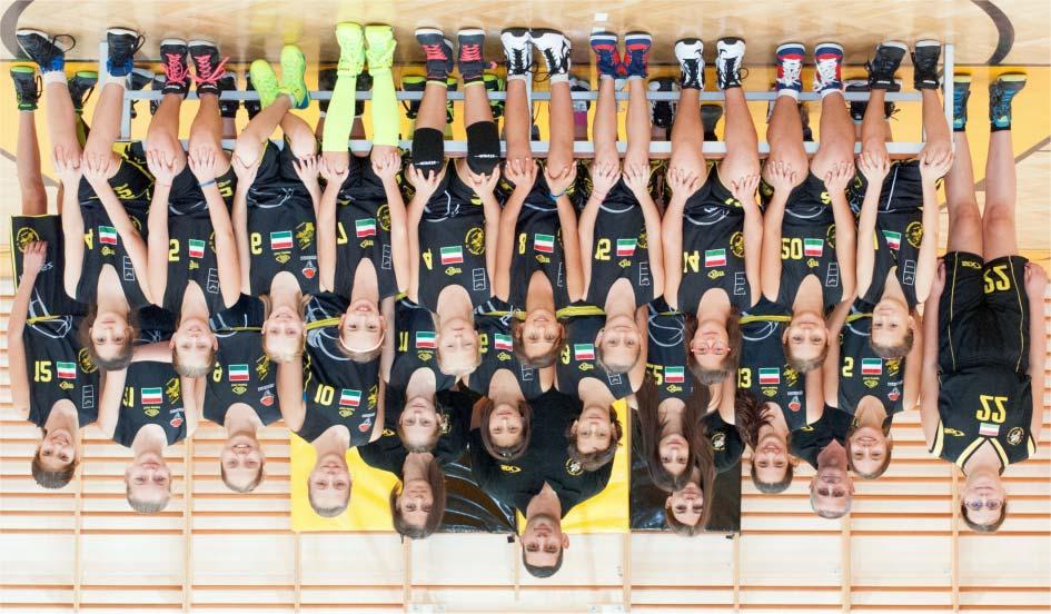 Gyermek (U12) leány csapat Hátsó sor (balról): Dohar-Fritz Krisztina, Dohar Zoltán, Gebri Orsolya, Jánossy Ervin edzõk; álló sor (balról): Lányi Léna, Király-Farkas Lili, Zsirka Erzsébet, Tar Csenge,