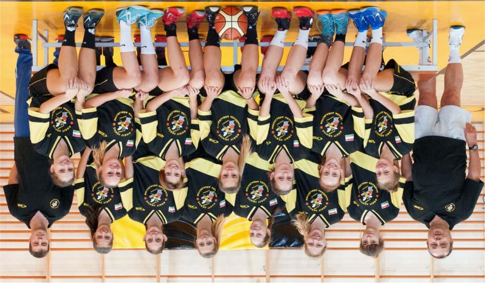 Kadett (U17) és junior (U19) leány csapat Álló sor (balról): Sámuel Gergely (edzõ), Mogyorósi Eszter, Szabados Nóra, Kutrik Andrea, Püspöki Lotti, Szabó Réka, Kuczik