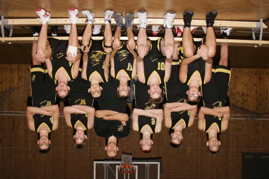 Serdülõ fiú csapat 4 Bata Boldizsár, 5 Makra Márió, 6 Bordás András, 7 Knob Sándor, 9 Berek Ádám, 10 Csonka Krisztián, 11 Bodon Attila, 13 Berta Dániel, 14 Haluska Zoltán, 15 Tóth